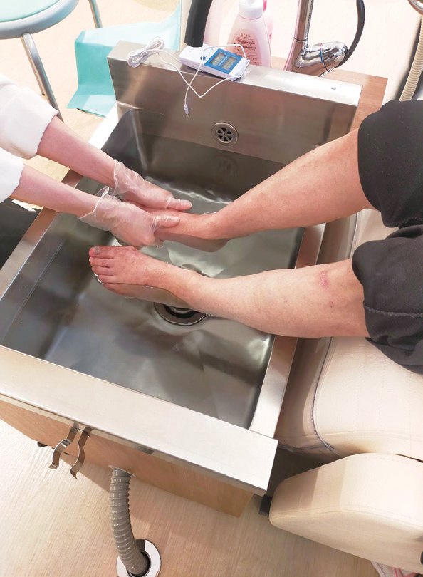 温水で足を洗い流せるフットケアの設備